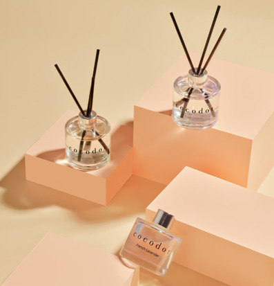 Bild av minimalistiskt stilleben med doftprodukter och parfym