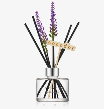 Bild av eleganta doftpinnar med lavendel och stilren design