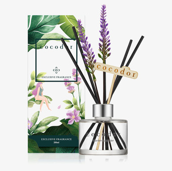 Bild av doftpinnar med lavendel och dekorativ växtdesign