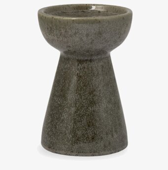 Bild av grön keramikljusstake med modern form och matt yta