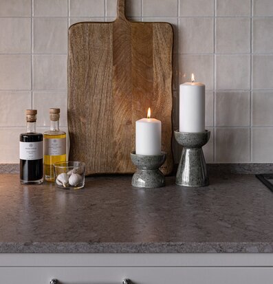 Bild: Modern köksbänk med gröna ljusstakar och trädetaljer