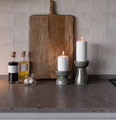 Bild av modernt kök med skärbräda, ljusstakar och detaljer