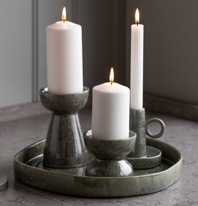 Bild av gröna ljusstakar på keramikbricka i harmoniskt hörn