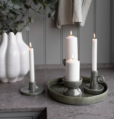 Bild av harmoniskt köksarrangemang med grön ljusstake och vas