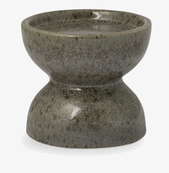 Bild av grön keramikljusstake med mjuk form och unik glasyr