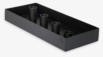 Bild på svart rektangulär ljusstake med fyra hållare minimalistisk
