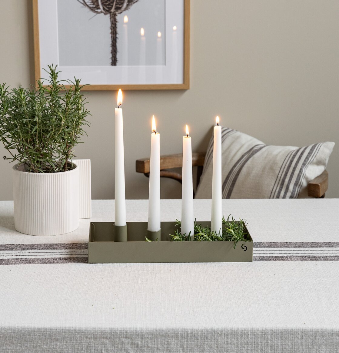 Bild av harmonisk dukning med grön ljusstake och rosmarin