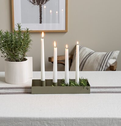 Bild av harmonisk dukning med grön ljusstake och rosmarin