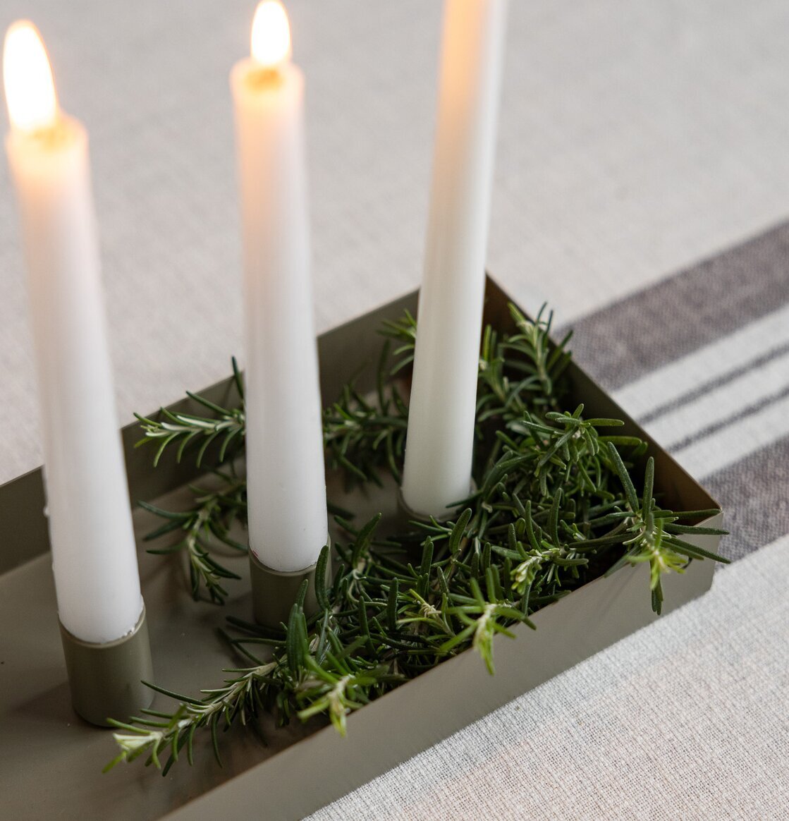 Bild på elegant ljusstake med gröna detaljer och varma ljus