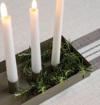 Bild på elegant ljusstake med gröna detaljer och varma ljus