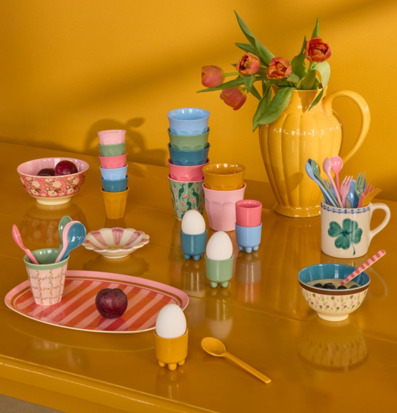 Bild av färgstarkt dukat bord med lekfull och varm känsla