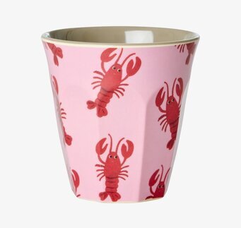 Bild på liten mugg med kräftmotiv och rosa bakgrund