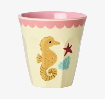 Bild på färgglad mugg med havsmotiv och rosa detaljer
