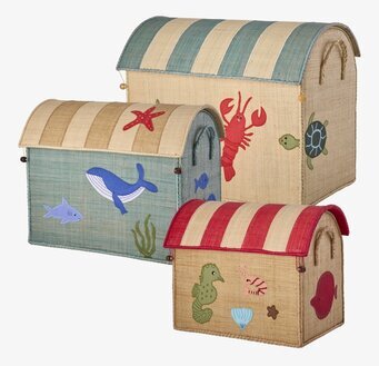 Bild på tre färgglada förvaringslådor med havsmotiv för barn