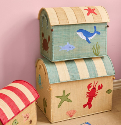 Bild på staplade marina förvaringslådor i barnrum miljö