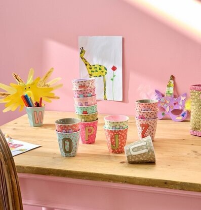 Bild av färgglada melaminmuggar i kreativ och lekfull miljö