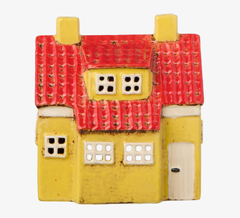 Bild på dekorativ gul ljuslykta formad som keramikhus