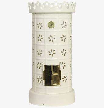 Bild av vit ljushållare i kakelugnsstil med blomstermönster