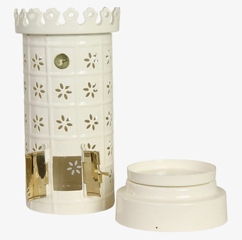 Bild av vit värmeljushållare som liknar klassisk kakelugn