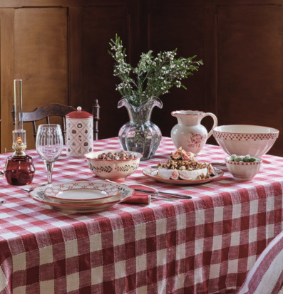 Bild av dukat bord med rödvitrutig duk och rustika detaljer