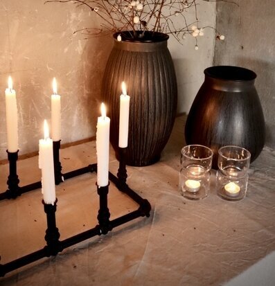 Bild av harmonisk inredning med ljusstake, vaser och ljuslyktor