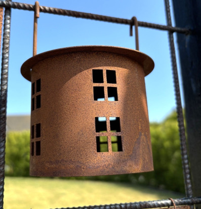 Bild av dekorativ huslykta för armeringsnät i trädgård