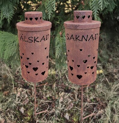 Bild av gravlykta med hjärtan och texten Älskad Saknad