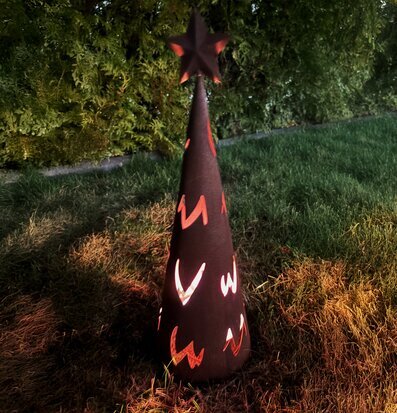 Bild av marschallhållare med stjärna och ljuseffekt utomhus