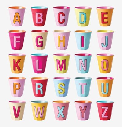 Bild av färgglada alfabetmuggar i fem rader och kolumner