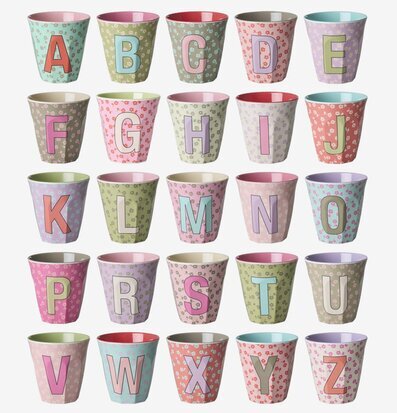 Bild på alfabetets färgglada muggar med blommigt mönster
