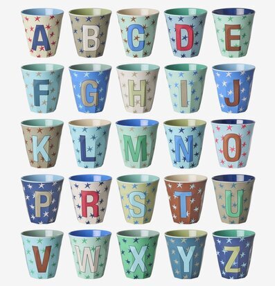Bild på färgglada muggar med alfabet och stjärnmönster