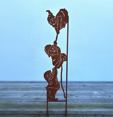 Bild av klättrande tomtar i rostigt järn mot trävägg ute