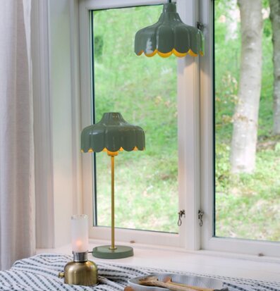 Bild: Ljus fönstersmyg med harmonisk belysning och inredning