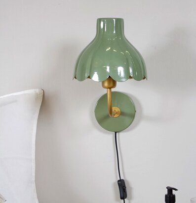 Bild av harmoniskt sovrum med vägglampa och nattduksbord