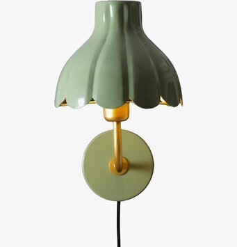 Bild på elegant vägglampa i mossa och guld med textilkabel