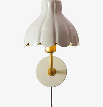 Bild av elegant vägglampa i beige och guld med textilkabel