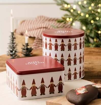 Bild på juliga plåtburkar med tomtenissar och bakverk