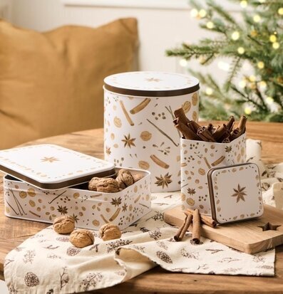 Bild av vintrig köksinredning med plåtburkar och julkryddor