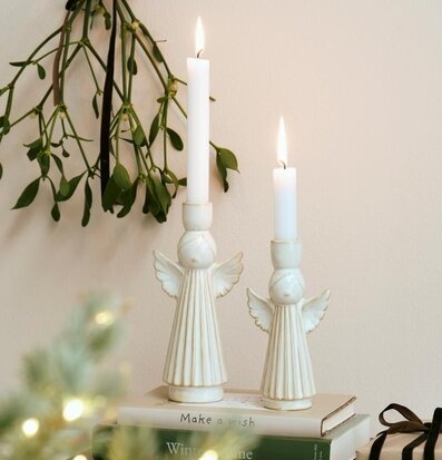 Bild: Stämningsfull inomhusmiljö med änglaljusstakar och böcker