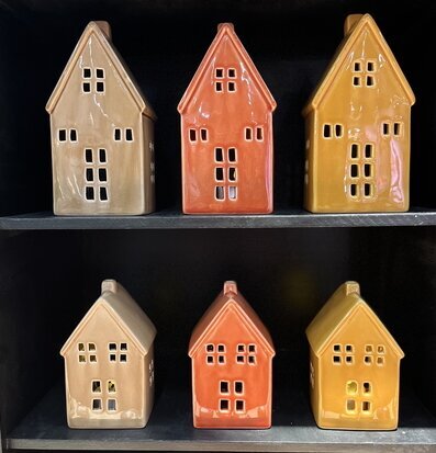 Bild av sex dekorativa ljuslyktor formade som små hus