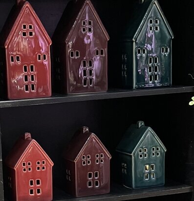 Bild av skandinaviska keramikhus i dämpade färgtoner