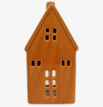 Bild på stor ockragul ljuslykta i form av hus med fönster