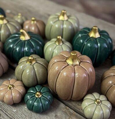 Bild med dekorativa pumpor i gröna och jordnära nyanser