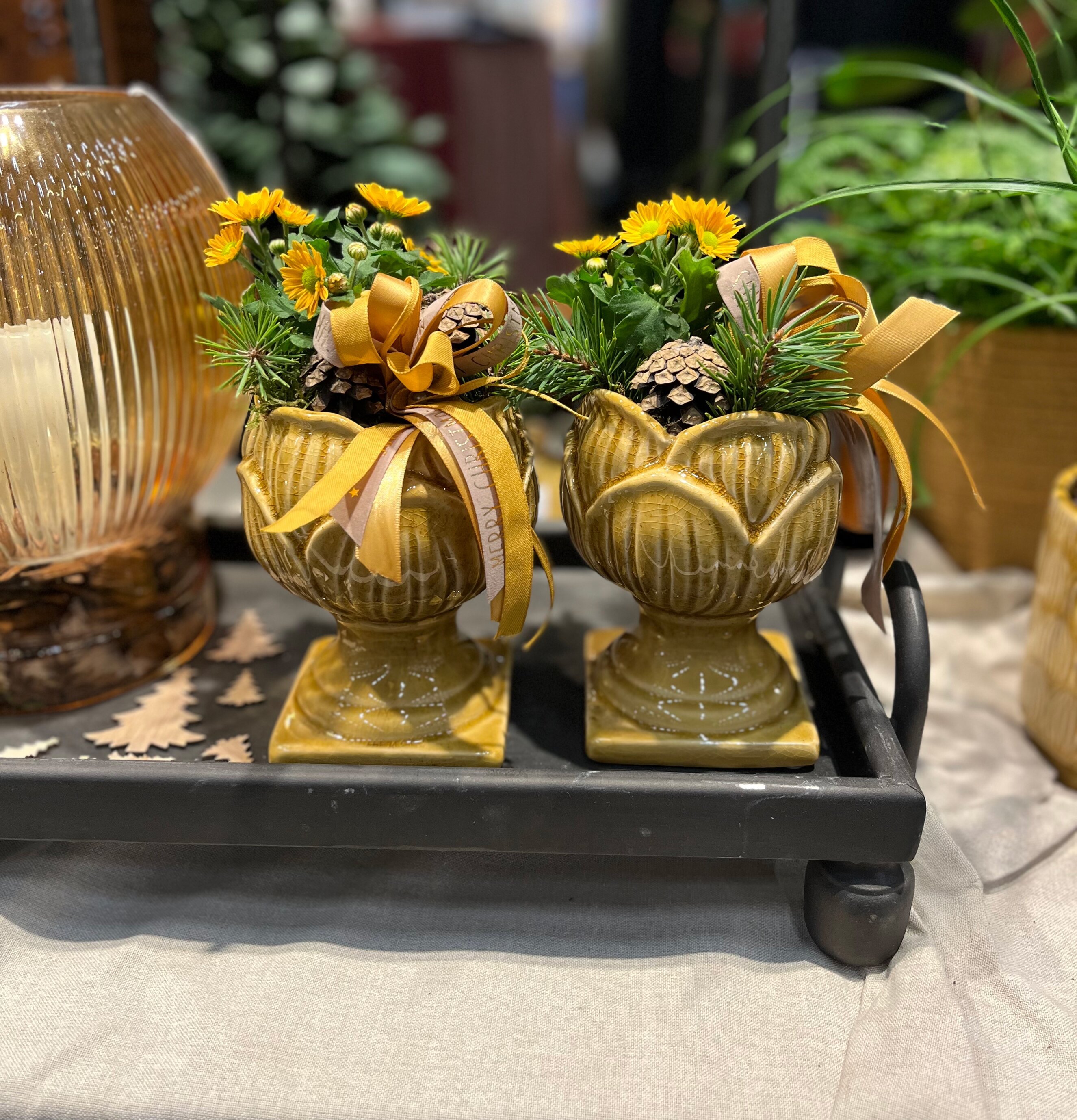 Bild: Gul pokalkruka med säsongsplantering och naturdetaljer