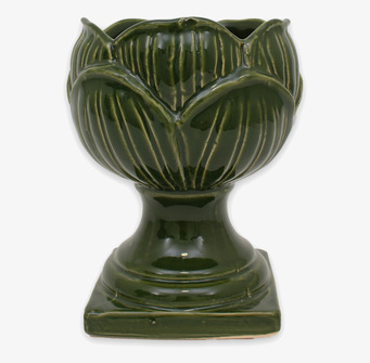 Bild av grön pokalkruka med bladmönster och glaserad yta