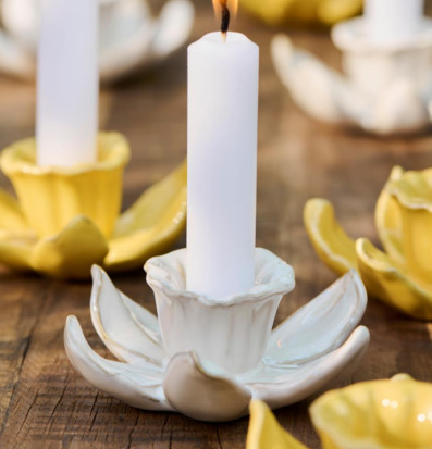 Bild av ljusstakar formade som påskliljor i creme och gult