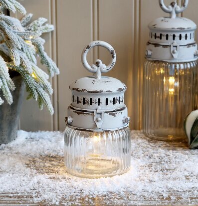 Bild av fransk lanterna i antikvit med vintermiljö och snö