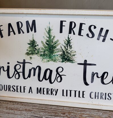 Bild av rustik julskylt med granar och text i vintage stil