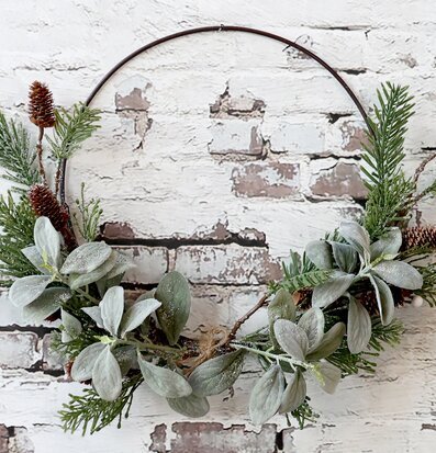 Bild av stilren naturnära krans med grå blad och barrväxter