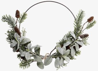 Bild av dekorativ naturinspirerad krans med vinterdetaljer